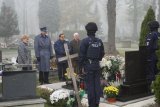 Policjanci przy grobie