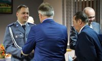 Wręczanie umundurowanemu policjantowi nagrody