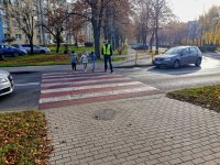 Policjant przeprowadza dzieci