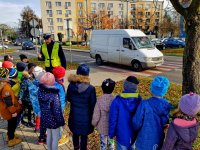 Policjant uczy dzieci