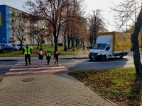 Policjant przeprowadza dzieci