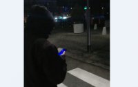 pieszy ze smart fonem w ręku na przejściu
