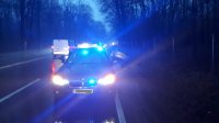 Policyjny nieoznakowany radiowóz marki BMW, w rowie stoi samochód.