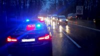 Policyjny nieoznakowany radiowóz z wyświetlaczem LED a tam napis POLICE
