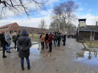 Zwiedzający niemiecki obóz zagłady Auschwitz.