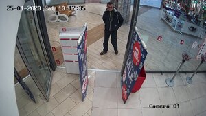 Mężczyzna wchodzi do sklepu