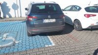 Skoda stoi częściowo na miejscu dla niepełnosprawnych.