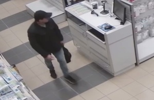 Mężczyzna w czapce z daszkiem w sklepie z RTV.