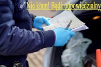 Policjant w jednorazowych rękawiczkach i napis: nie okłamuj służb!