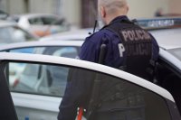 Policjant przy radiowozie