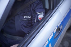 policjant w radiowozie