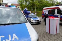 Policyjny radiowóz i duża paczka