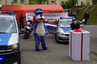Policyjna maskotka - Pies Sznupek i duża paczka