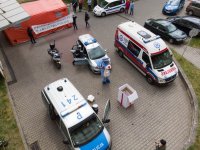 Widok z lotu ptaka na policyjne pojazdy oraz karetkę pogotrowia