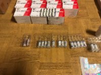 Specyfiki - farmaceutyki w pudełkach. Wyeksponowane na podłodze.