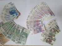 Rozłożone na stole  banknoty różnych nominałów.