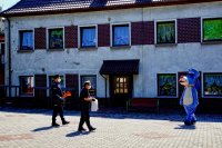 Na zdjęciu Policjant, ksiądz i policyjna maskotka - pies Sznupek