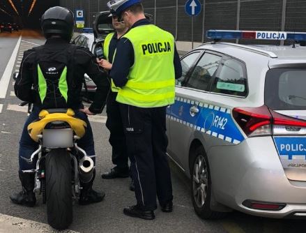 Policja zatrzymała do kontroli motocyklistę.