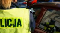 Policjanta ruchu drogowego kontroluje samochód.