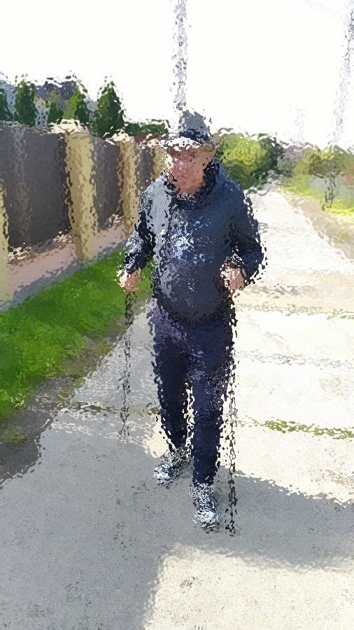 Zamazany wizerunek mężczyzny z kijkami do spacerów nordic-walking.