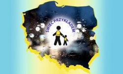 Logo akcji w kształcie konturów granic polski a wśrodku dwa ludziki imitujace dorosłego i dziecko.