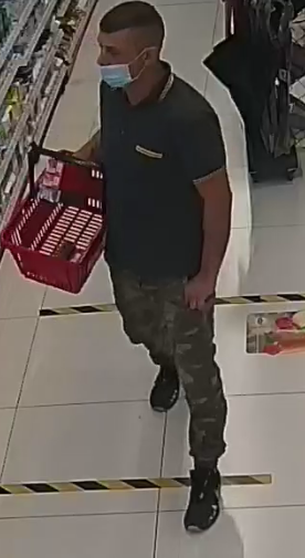 Mężczyzna w maseczce w sklepie drogeryjnym.