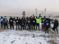 Grupowe zdjęcie uczestników biegu