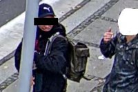 Dwóch młodych ludzi przy przejściu dla pieszych - obaj z zasłonietymi programem komputerowym twarzami.