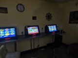 Trzy automaty do gry hazardowej na stolikach.