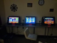 Trzy automaty do gier hazardowych.