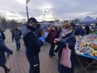 Policjant rozmawia z kobietą.