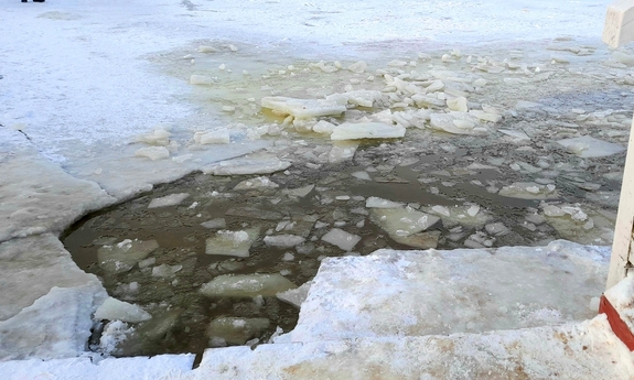 Lód na akwenie, widać wyrwę w lodzie.