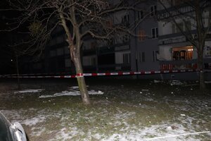 Ogrodzone taśma z napisem straż miejsce ogledzin wybuchu.