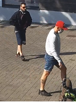 Dwaj mężczyźni, jeden w czapeczce z daszkiem