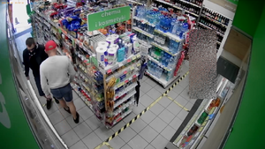 Dwaj meżczyźni w sklepie drogeryjnym - miedzy regałami w sklepie drogeryjnym.