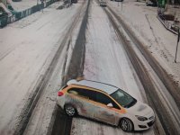Samochód marki opel astra sunie w poprzek jezdni... - stopklatka.