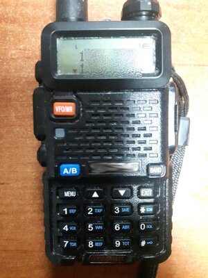Zdjęcie przedstawia radotelefon z klawiaturą i wyświetlaczem.