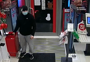 Drogeria. Do sklepu wchodzi mężczyzna w dresie w czapce i maseczce.