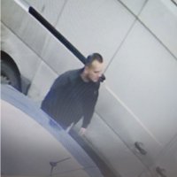 Mężczyzna z nożem przy samochodzie dostawczym.