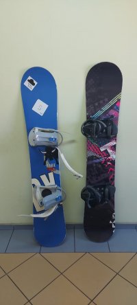 Dwie deski snowboardowe