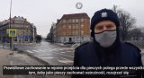 Policjant po prwej stronie. Stop klatka filmu na którym policjant tłumaczy zasady bezpieczeńsatwa na przejsciach dla pieszych.