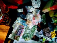 Narkotyki w woreczkach i pieniądze leżące w nieładzie.