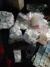 Kryształy narkotyku w woreczkach strunowych.