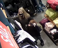 Kobieta w sklepie odzieżowym
