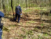 Policjanci zabezpieczaja miejsce znalezienia niewybuchu