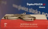 Kajdanki leżące na książce - kodeks karny