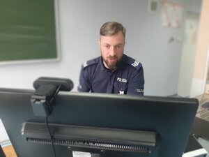 Policjant przy nauczycielskim biurku