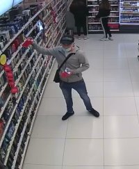 Meżcyzna przy półce w sklepie drogeryjnym