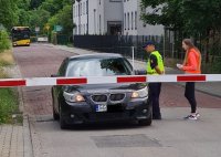 Funkcjonariusz SOK i pracownik PKP rozmawiają z kierowcą