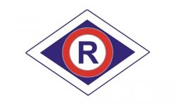 Policyjny symbol ruchu drogowego - romb z literą R w środku.